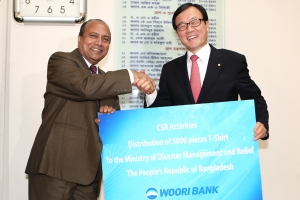 우리은행 이순우 은행장(사진 오른쪽)과 방글라데시 구호방재부 장관보 메시바 울 알롬(Mes
