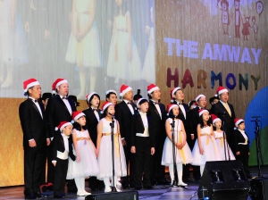 ‘2012 한국암웨이 패밀리 데이’를 맞이하여 한국암웨이 박세준 대표(뒷줄 좌측에서 다섯 