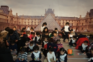 충남 홍성 '베베궁 홍성원'어린이들이 루브르박물관광장(?)에서 '