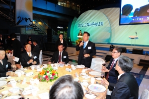 포스코는 7일 고객사들을 초청하여 ‘2012년 고객 사은 송년회’를 개최했다. 정준양 포스