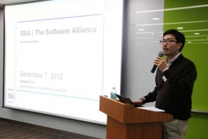 BSA Korea 윤찬 의장이 미디어 워크숍에서 2013년도 사업에 대해 설명하고 있다.