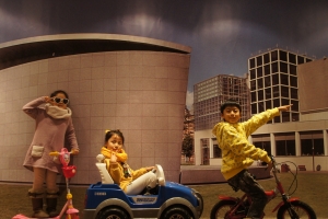 해운대문화회관 제2전시실에 초대형으로 설치된 반고흐뮤지엄앞에서 어린이 관람객들이 포즈를 취