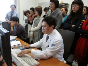 청심국제병원 영상정보시스템(PACS)를 체험하고 있는 중국 국공립 병원 경영진 및 전문 의