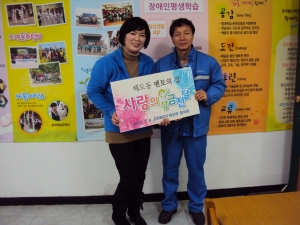 포항제철소 제선부 김대영씨가 사무실에 운영하는 커피자판기의 수익금을 모아 8일 포항 해도동