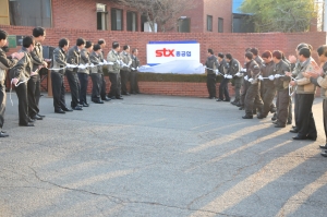 STX중공업 직원들이 지난 2일 STX중공업 창원본사에서 현판식을 갖고 있다.