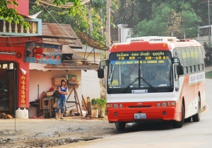 라오스 북부 보께오주 훼이싸이와 중국을 오가는 노선버스가 하루에도 2~3차례 운행하고 있다