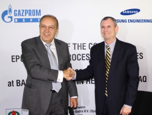 UAE 두바이에서 열린 계약식에서 삼성엔지니어링 스티브 플러더 부사장(오른쪽)이 가즈프롬의