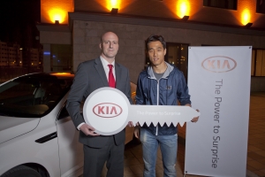 현대차 스페인 법인 마케팅 디렉터 Ricardo De Diego와 박주영 선수가 차량 전달
