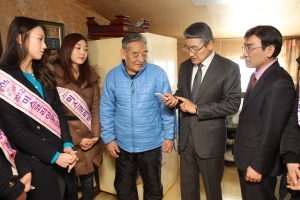 박승호 포항시장이 미스코리아와 5명과 함께 어르신에게 해피폰 사용법을 알려드리고 있다.