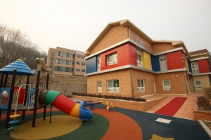 LG가 청주시에 120명을 보육할 수 있는 친환경 어린이집을 건립해 기증했다.
사진은 LG