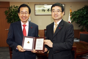경남사회복지공동모금회는 3월 4일(월) 16시 경남도청에서 홍준표 경남도지사를 경남사회복지
