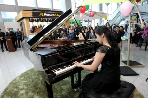 포항시립합창단 반주자인 김영화씨가 피아노 독주를 하고 있다.