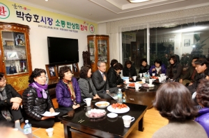 지난 2월 26일 포항시 용흥동 소재 한 아파트에서 열린 소통반상회에 참석한 박승호 포항시