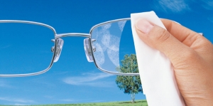미세먼지로부터 눈을 보호하기 위해 보호안경이나 시력교정을 위한 안경렌즈 착용자들은 유해환경