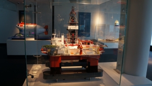 홍콩 해사 박물관에 기증 ∙ 전시 중인 대우조선해양의 반잠수식 시추선 모형