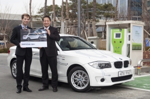 모리츠 클린키쉬 BMW 코리아 프로덕트 매니저(사진 왼쪽)가 박천규 환경부 기후대기정책관(