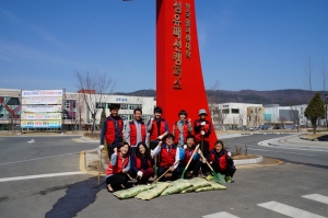 나무심기 및 가꾸기 행사에 참여한 한국폴리텍대학 섬유패션캠퍼스 교직원