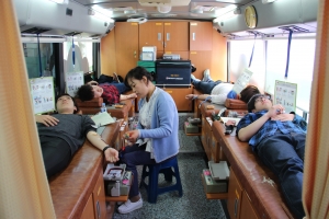 신안산대학교 학생들이 헌혈차에서 헌혈을 하고있는 모습