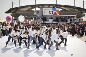 CJ그룹은 13일 싸이 콘서트 현장에 ‘CJ 브랜드 페스티발’의 대규모 부스를 마련해 공연