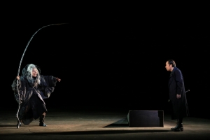 안티고네 공연 모습. 왼쪽부터 한예진 박정자 학장, 배우 신구.(사진 출처=국립극단)