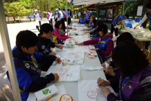 신한아이타스 임직원들이 11일 속리산국립공원에서 환경보호 캠페인 홍보뱃지와 쓰레기 봉투를 