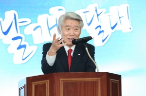 5월 14일 신보가 개최한 중소기업 JOB 콘서트에서 인사말을 하고 있는 안택수 신보 이사