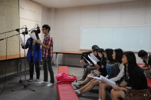 진로의 날 행사에 참석한 고교생들이 한예진 성우실습실에서 성우 진로 체험을 하고 있는 모습