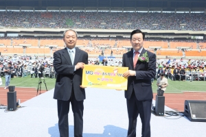 새마을금고중앙회 신종백 회장(오른쪽)이 한국백혈병어린이재단 윤후상 이사에게 소아암 어린이 