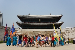 한국관광공사의 초청으로 방한한 유튜브 스타 매트 하딩(가운데 파란셔츠 입은 사람)이 숭례문