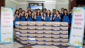 삼성화재 임직원들이 점심시간을 이용해 저소득층 자녀를 위한 위생키트를 제작하고 기념 사진을