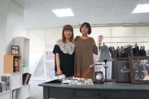 올해 한국폴리텍대학 섬유패션캠퍼스 패션마케팅과에 재학 중인 김수애(48, 오른쪽)씨와 김미