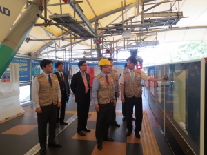 LG CNS 김대훈 사장(사진 좌측에서 네번째, 노란색 안전모 착용)이 말레이시아 쿠알라룸