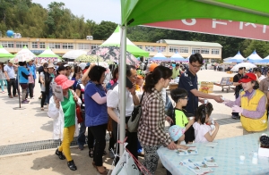 장기 산딸기 축제를 찾은 시민들이 시식행사에 참여하고 있다.