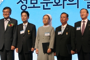 시립서울장애인종합복지관은 정보문화의 달 기념식에서 대통령 표창을 수상했다.