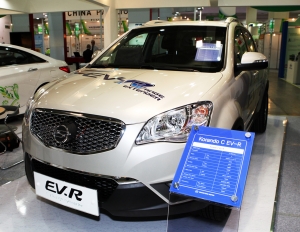 쌍용자동차는 ENVEX 2013에 환경부 국책과제로 개발 중인 코란도 C EV-R을 전시했