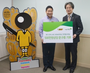 왼쪽부터 BIC 프로덕트 코리아 홍승옥 대표, 초록우산 어린이재단 서울지역본부부 본부장 이