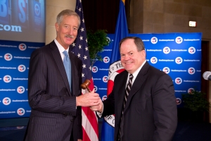 19일 미국 상공회의소 의장으로 선출된 스티브 밴 앤델 암웨이 회장(왼쪽)이 전임 의장인 