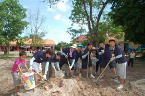 나사렛대 학생들이 캄보디아에서 봉사활동을 펼치고 있다.