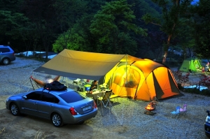 캠핑장에 어둠이 내려 텐트가 환해지면 황홀한 낭만의 밤이 시작된다.