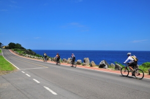 자전거 여행의 천국 제주 해안도로를 질주하는 바이크족들