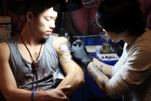 2009년에 미국으로 넘어가 현재 뉴욕에서 공부를 하며 문신을 하고 있는 호가.