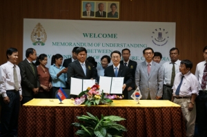 상명대 강태범 총장(가운데 오른쪽)이 왕립농업대학 부탄 총장(가운데 왼쪽)과 협약을 체결한