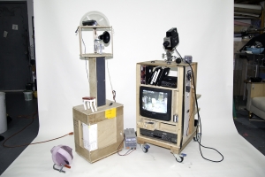 환상의 조력자 비디오 카메라, 데크, 나무, 프라스틱, 케이블 등 가변설치(2013)