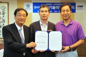 왼쪽부터 송시영 연세의료원 산학협력단장, 지선하 연세대 보건대학원 교수, 이규장 한국의학연