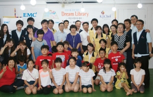 한국EMC 임직원과 최경주재단 자원봉사자들이 어린이들과 함께 기념촬영을 하고 있다.