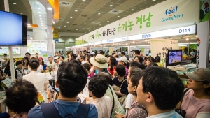 제12회 친환경유기농무역박람회가 8월 23일 코엑스서 개최된다. 전시장 내 참관객들