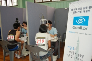 에실로코리아가 한국스페셜올림픽 전국하계대회에서 선수들에게 검안 및 시력 교정렌즈 1200개