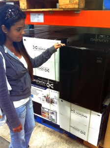 미국 코스트코 매장에서 동부대우전자 냉장고를 구경하고 있는 현지 소비자 모습