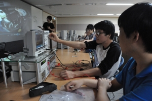 연암공업대학 스마트융합학부 학생들이 회로이론 수업에서 계측기를 작동해 전기자동차에 사용되는