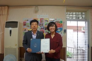 오재양 행정팀장이 한국백혈병어린이재단으로부터 헌혈증서 인수증을 받았다.